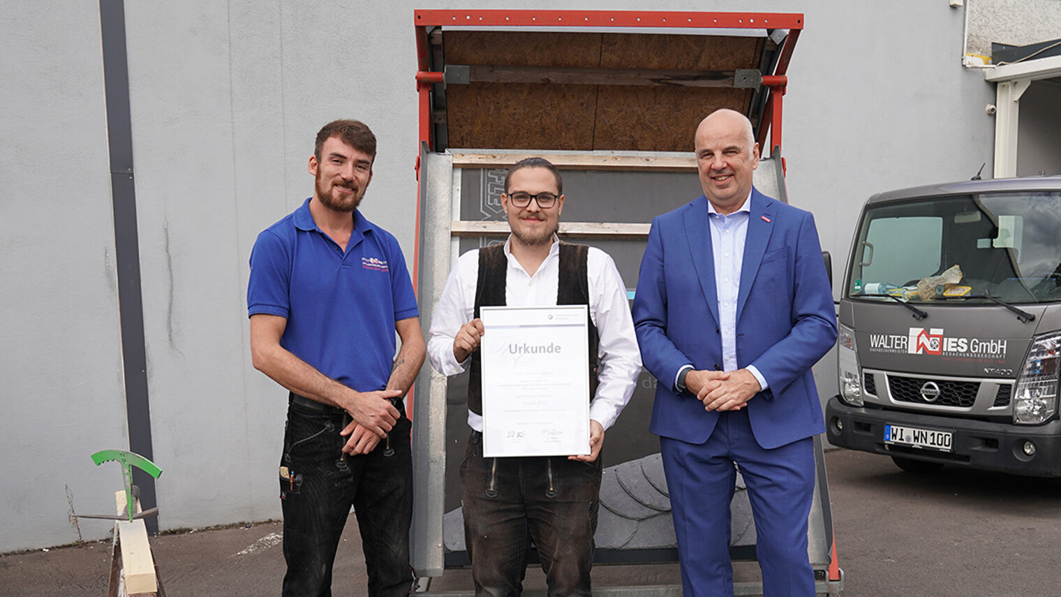 Dersim Saglam wurde von Stefan Füll, Präsident der Handwerkskammer Wiesbaden, zum Lehrling des Monats August ausgezeichnet. Von links: Julius Wagner, Dersim Saglam und Stefan Füll