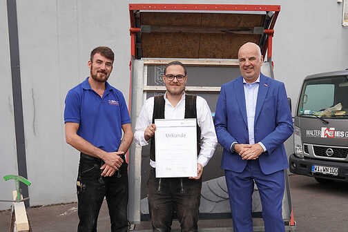 Dersim Saglam wurde von Stefan Füll, Präsident der Handwerkskammer Wiesbaden, zum Lehrling des Monats August ausgezeichnet. Von links: Julius Wagner, Dersim Saglam und Stefan Füll
