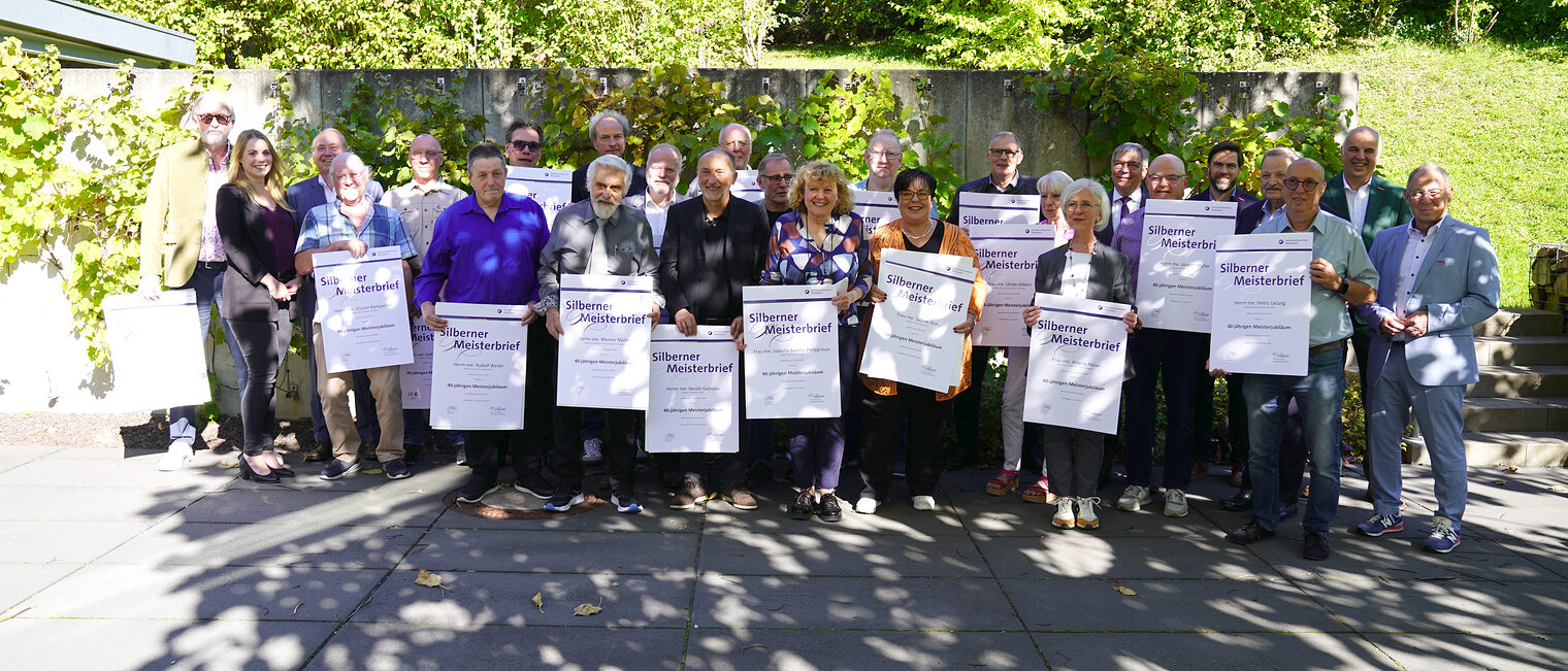 Gruppenbild der Geehrten mit dem Silbernen Meisterbrief in Wiesbaden 2025