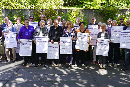 Gruppenbild der Geehrten mit dem Silbernen Meisterbrief in Wiesbaden 2025