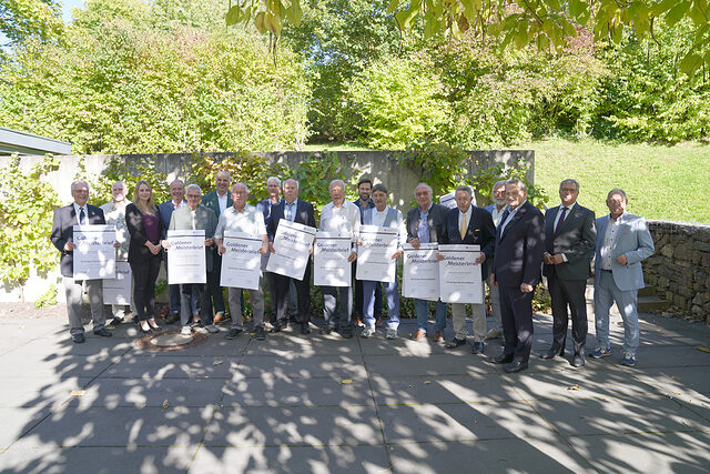 Gruppenbild der Geehrten mit dem Goldenen Meisterbrief in Wiesbaden 2025
