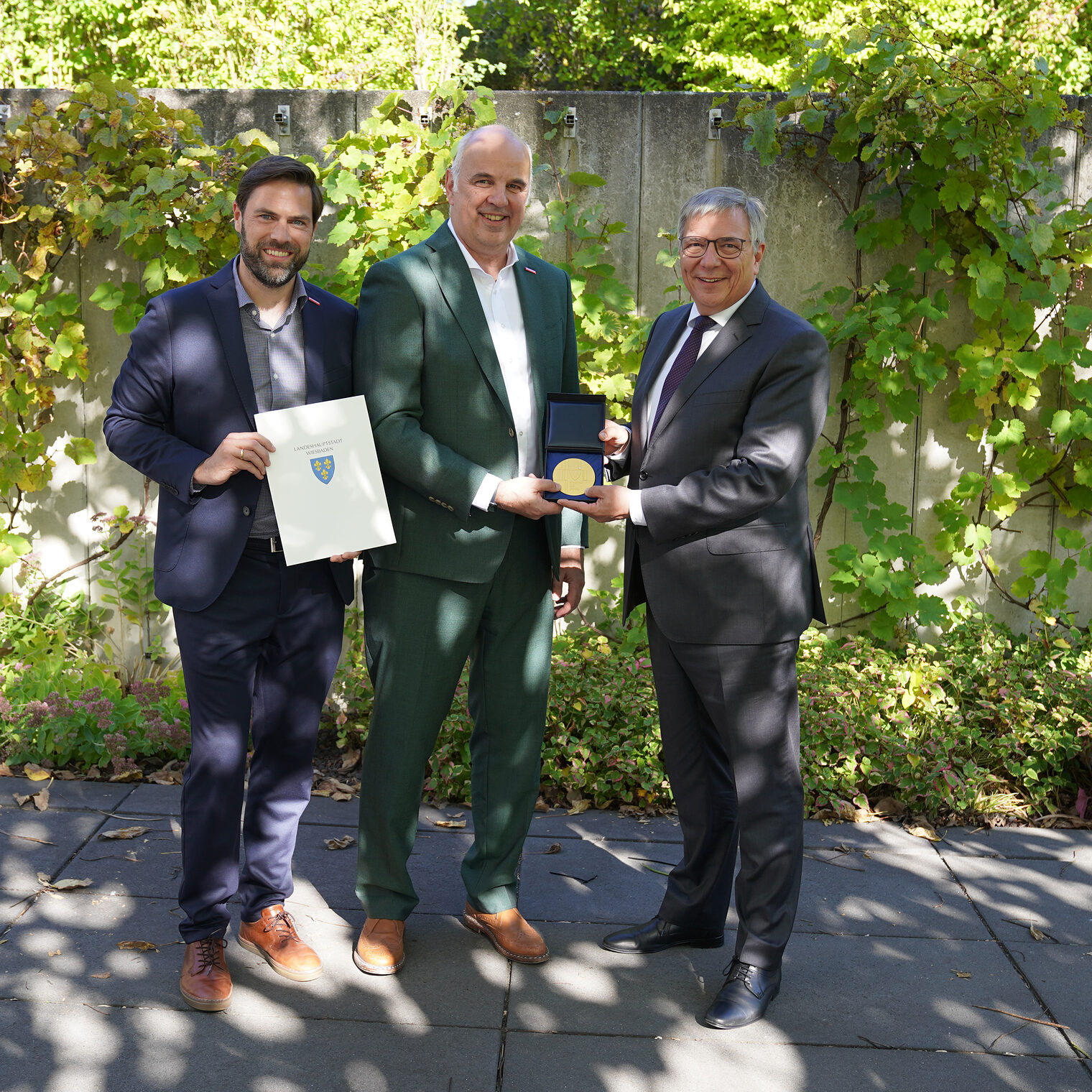 Oberbürgermeister Gert-Uwe Mende (rechts) überreichte die Stadtplakette in Gold anlässl. des 125-jährigen der Kammer.