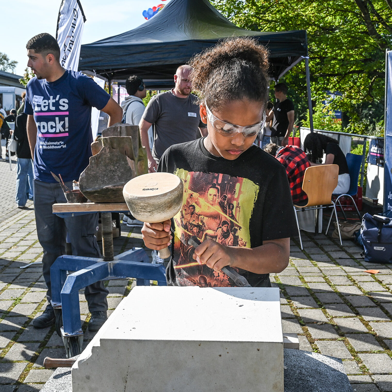 Eindrücke aus Handwerk live Wiesbaden 225, in dem Schülerinnen und Schüler sich an verschiedenen Stationen ausprobieren.