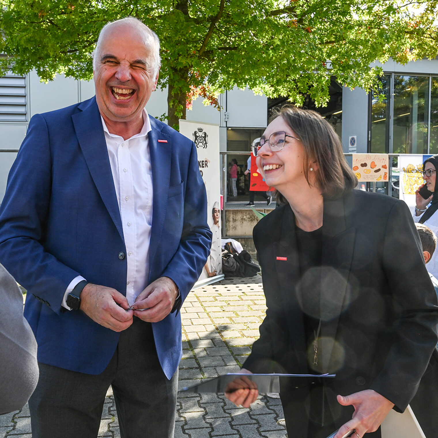 Eindrücke aus Handwerk live Wiesbaden 225, in dem Schülerinnen und Schüler sich an verschiedenen Stationen ausprobieren.