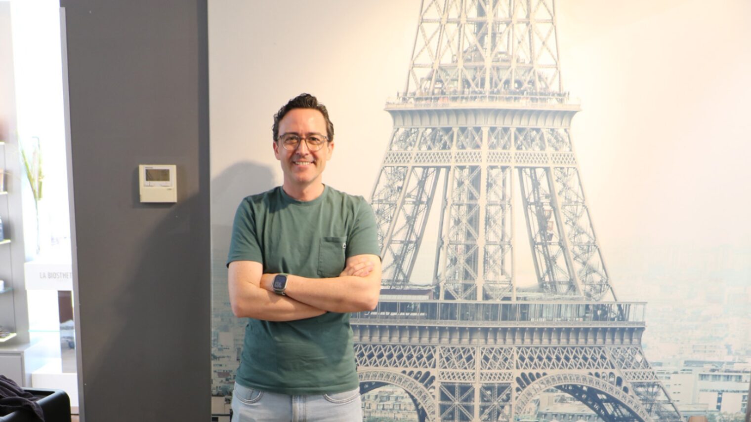 Das Bild zeigt Friseurmeister Tim Schädlich in seinem Salon.