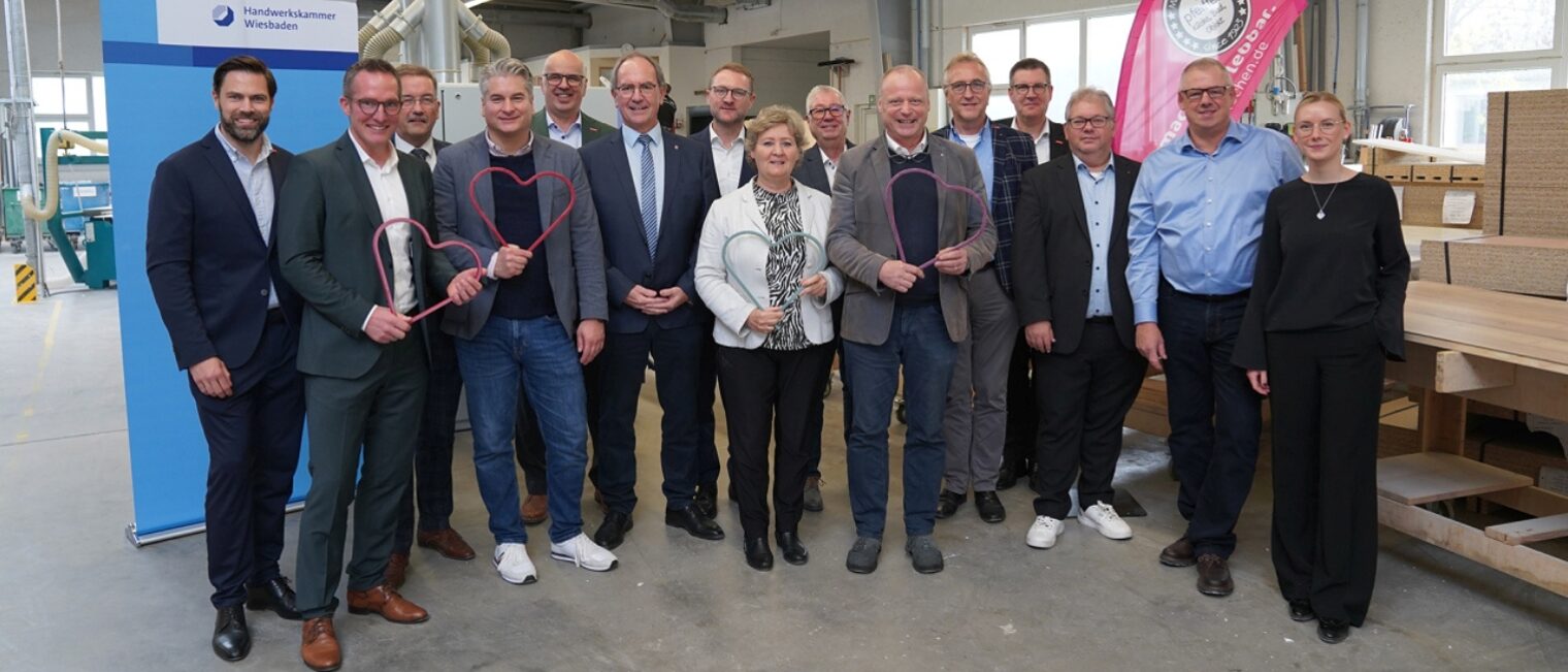 Gruppenbild zur 19. Regionalpolitischen Gesprächsrunde in Aßlar bei Pfeiffer GmbH & Co. KG