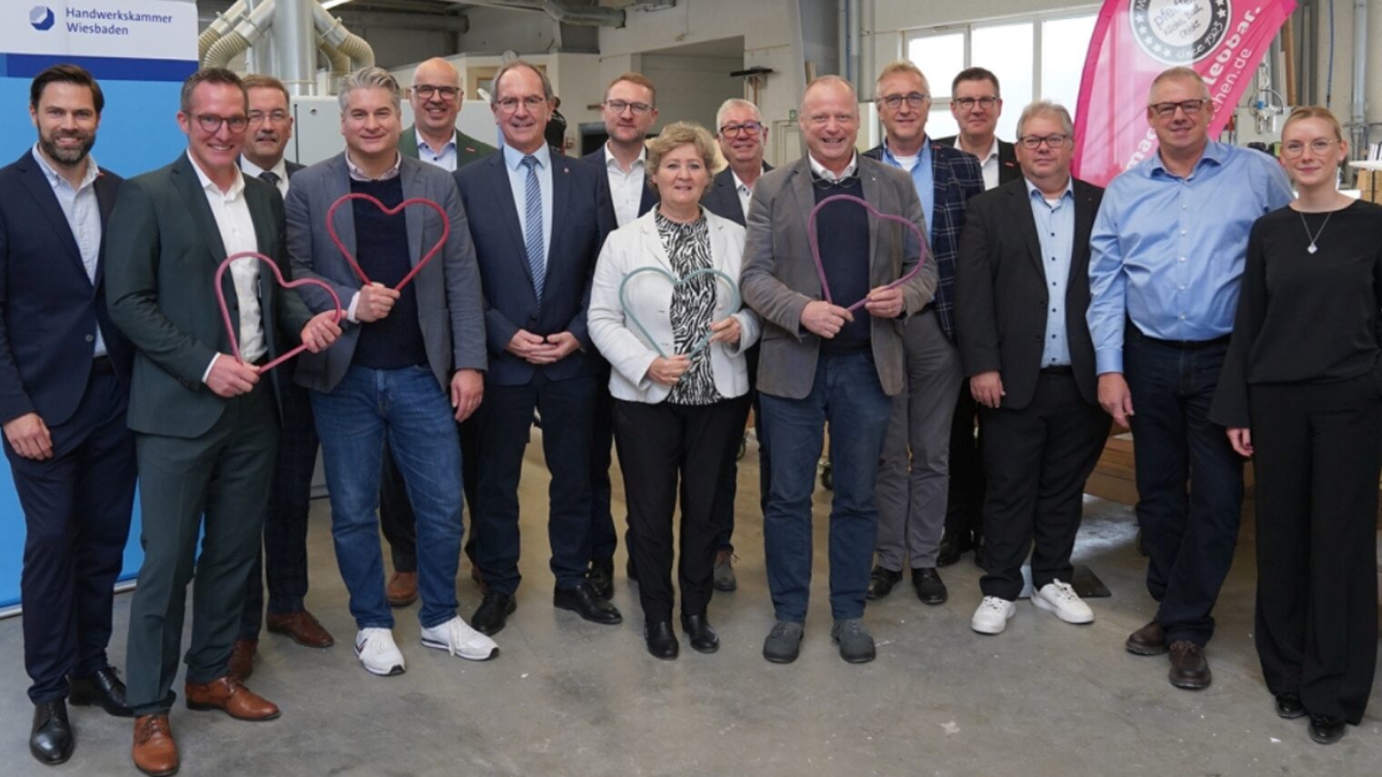 Gruppenbild zur 19. Regionalpolitischen Gesprächsrunde in Aßlar bei Pfeiffer GmbH & Co. KG