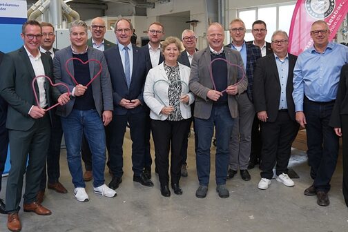 Gruppenbild zur 19. Regionalpolitischen Gesprächsrunde in Aßlar  bei Pfeiffer GmbH & Co. KG