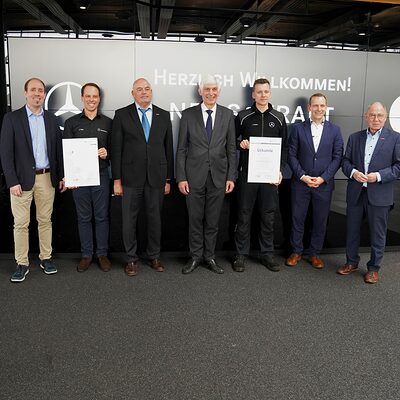 Jannik Pfeiffer wurde von Joachim Wagner, Vizepräsident der Handwerkskammer Wiesbaden, zum Lehrling des Monats Oktober ausgezeichnet.