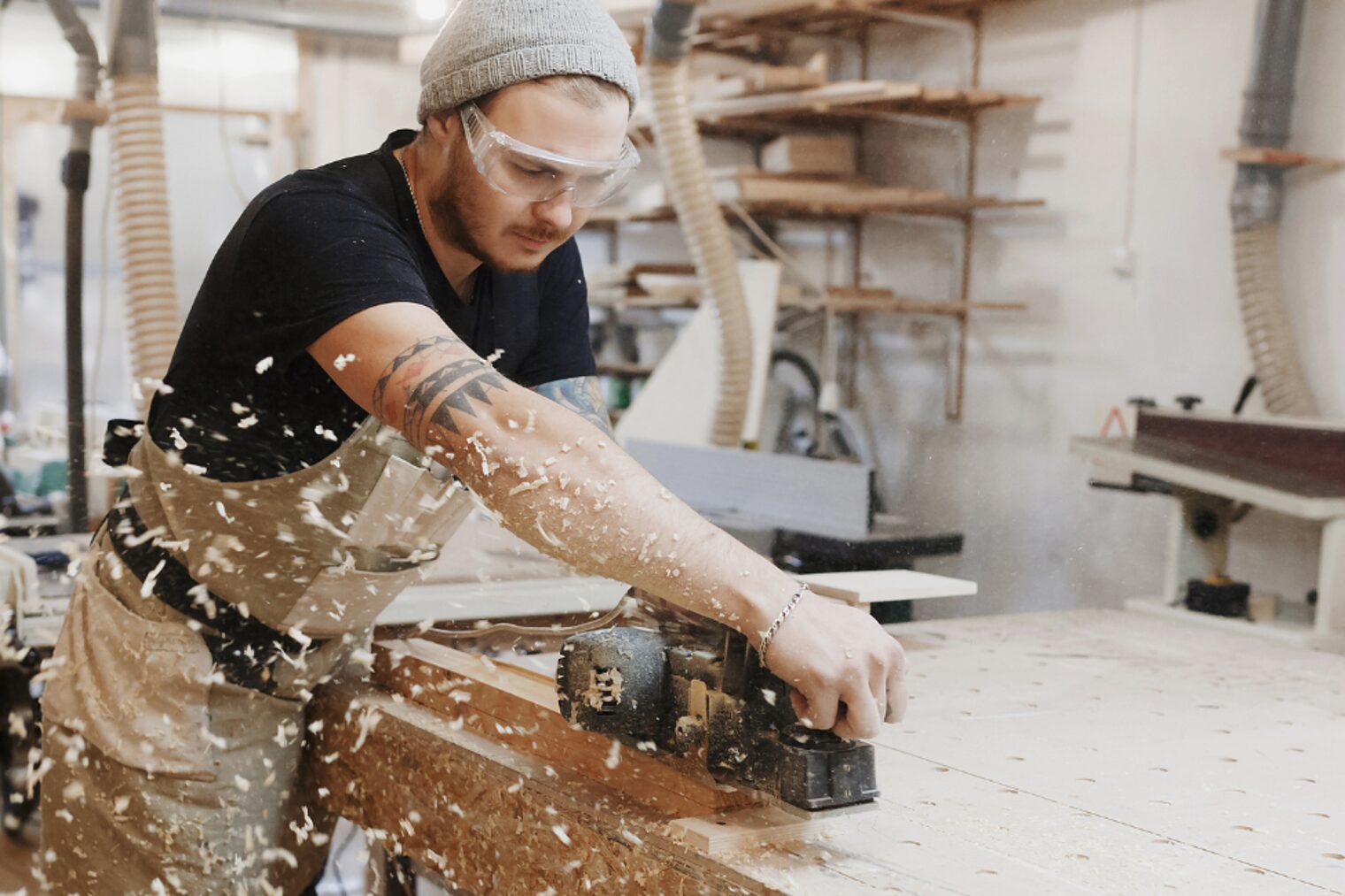 Junger Tischler arbeitet an der Werkbank