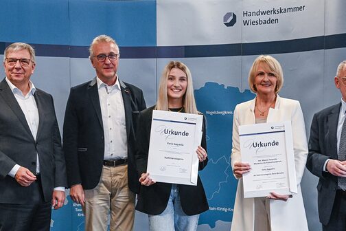 Ilaria Saquella aus Elz ist DMH-Bundessiegerin im Friseurhandwerk und wird im Meistersaal der Handwerkskammer dafür geehrt.