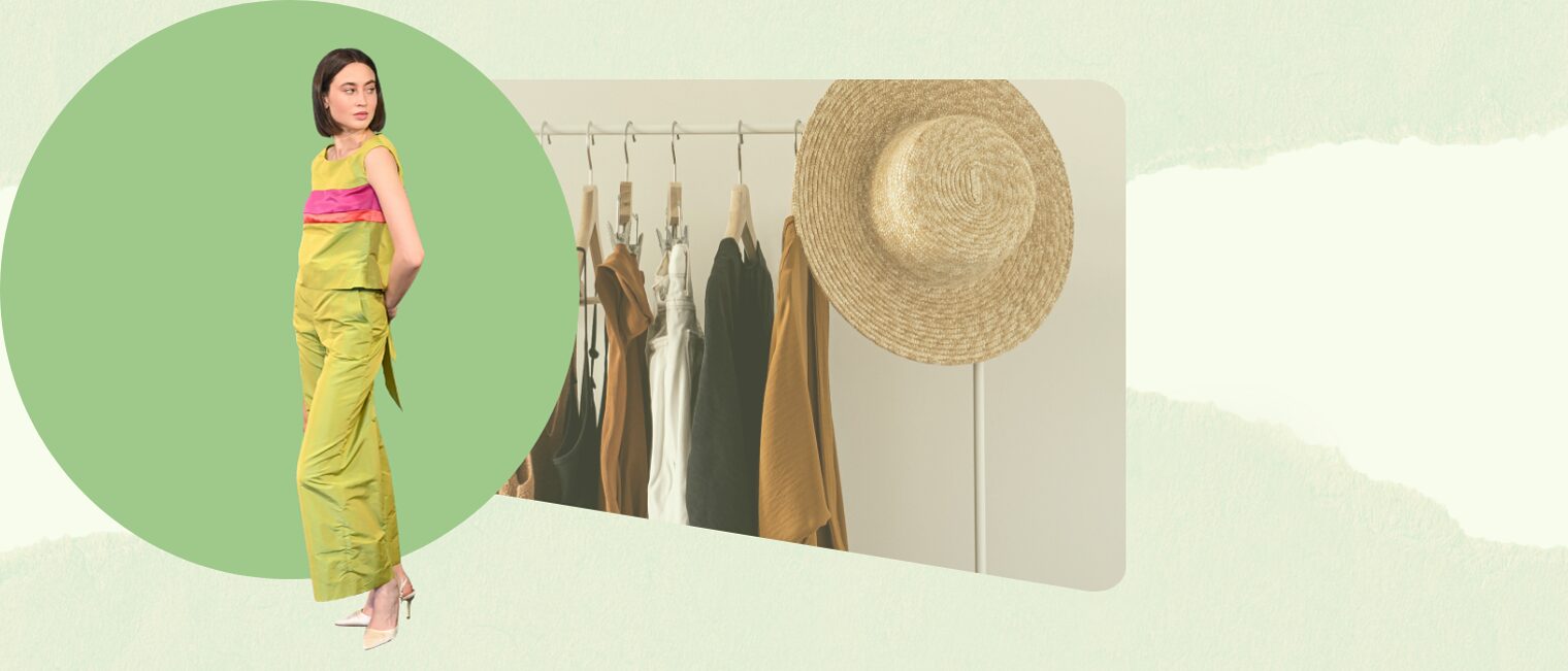 Bild der Einladung zur Modenschau, Model vor fiktivem Hintergrund. 