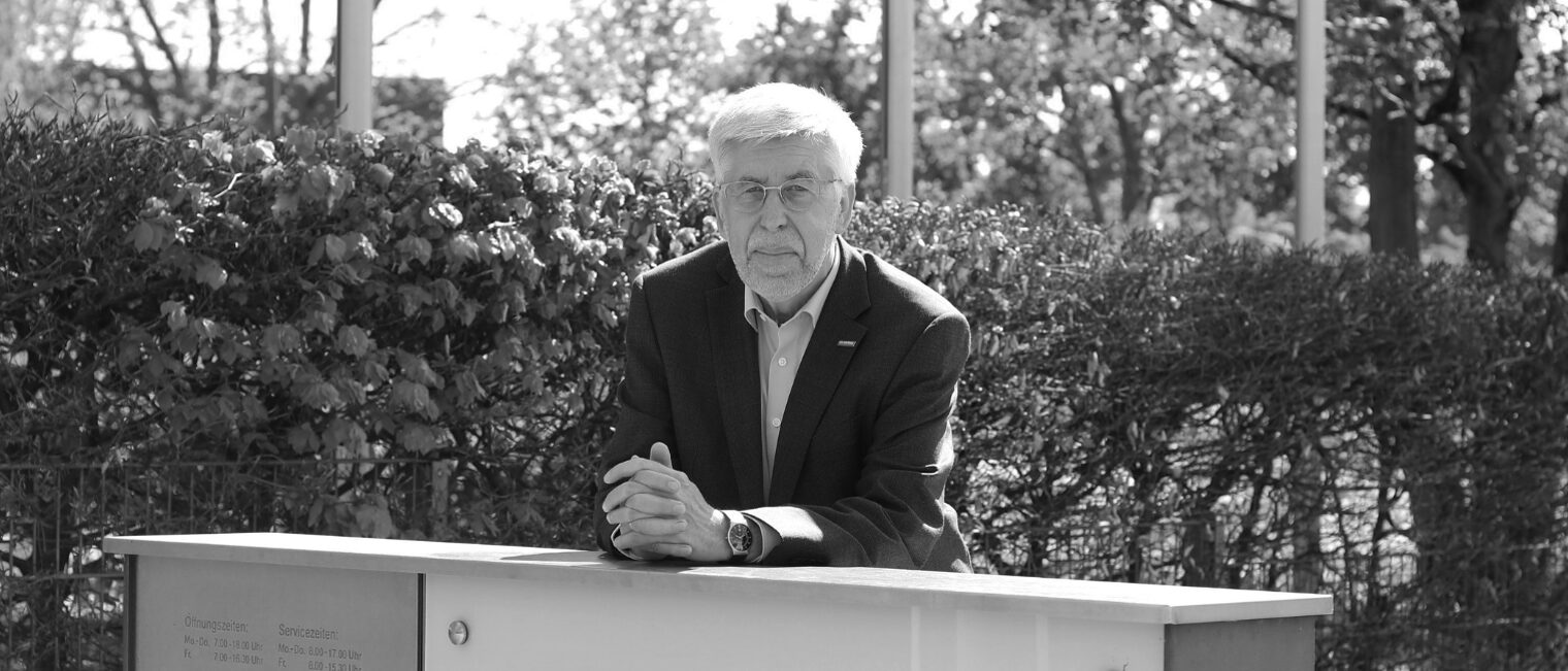 Wir trauern um unseren ehemaligen Hauptgeschäftsführer der Handwerkskammer Wiesbaden, der auf dem Bild zu sehen ist. 