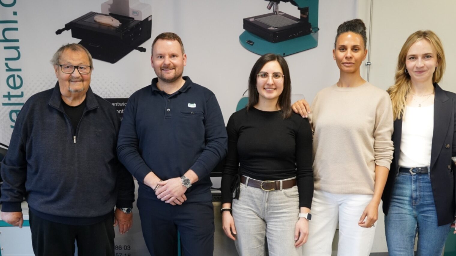 Walter Uhl und Malte Bernard, Geschäftsführer der Walter Uhl technische Mikroskopie GmbH & Co. KG, P mit Team der HWK.