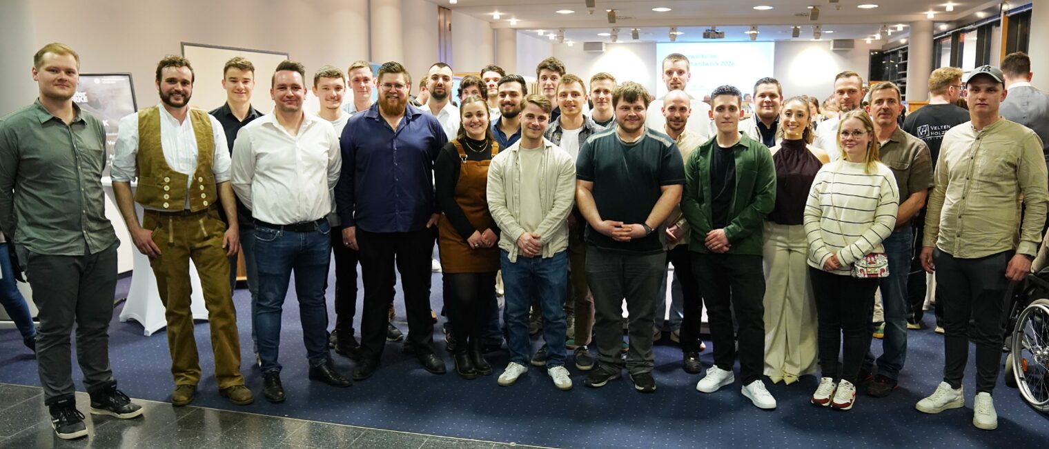 Teilnehmerinnen und Teilnehmer des aktuellen Meisterkurses im Tischlerhandwerk im Meistersaal der Handwerkskammer Wiesbaden.