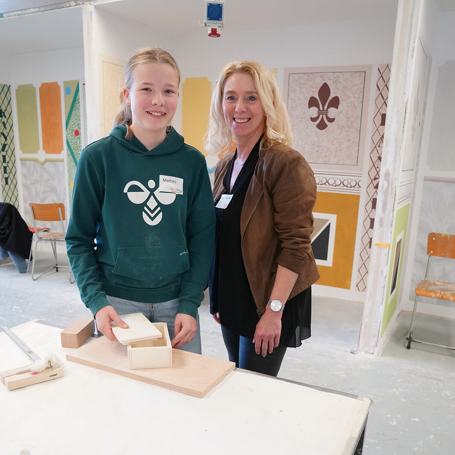 Ausbilderin mit Teilnehmerin des Girls Day mit dem Übungsobjekt, einer Schmuckschatulle.