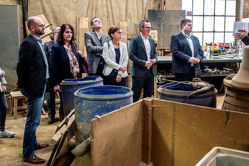 Wirtschaftsdelegation des Lahn-Dill-Kreises bei der traditionsreichen Glocken- und Kunstgießerei Rincker in Sinn zu Gast