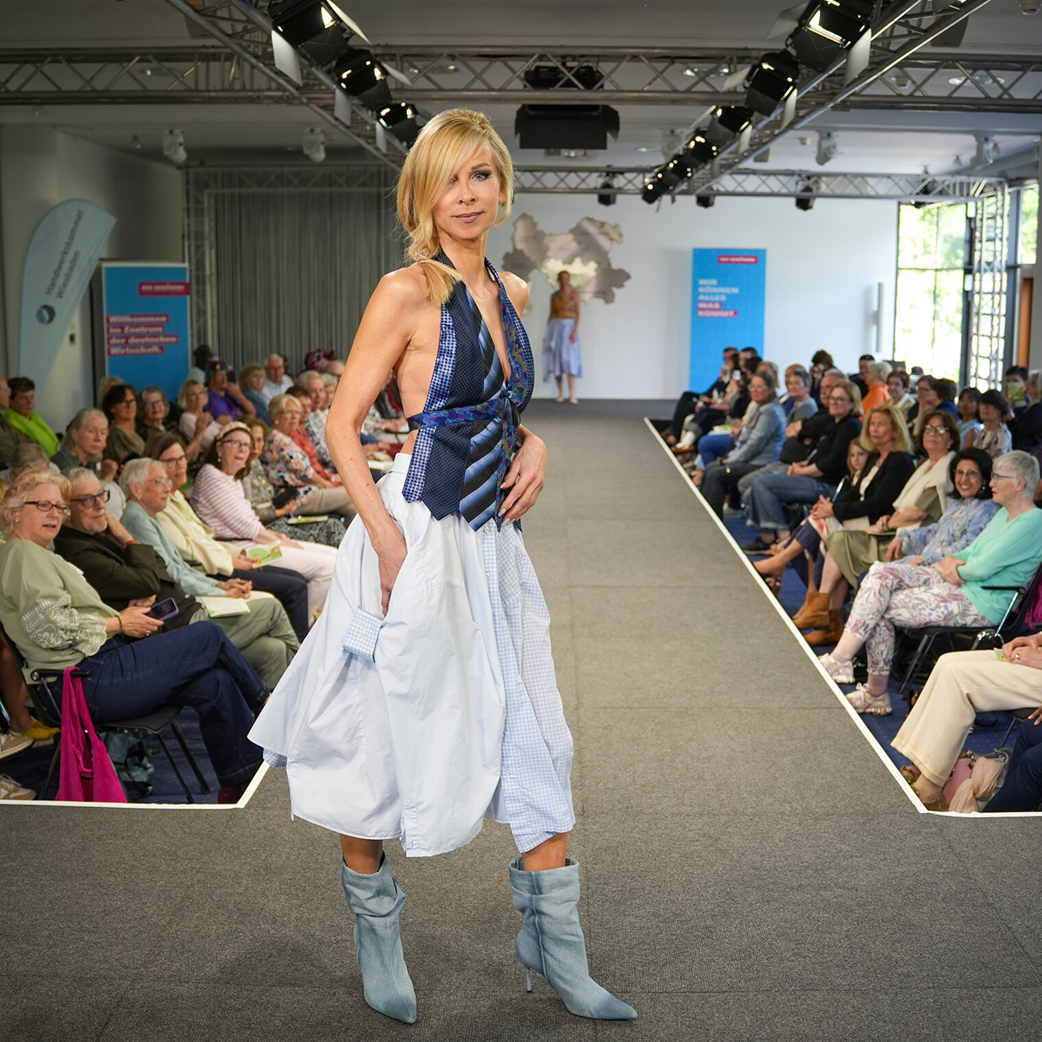 Model mit einer Kreation von me. Birgit Reimann von tagtraum-tragen.de