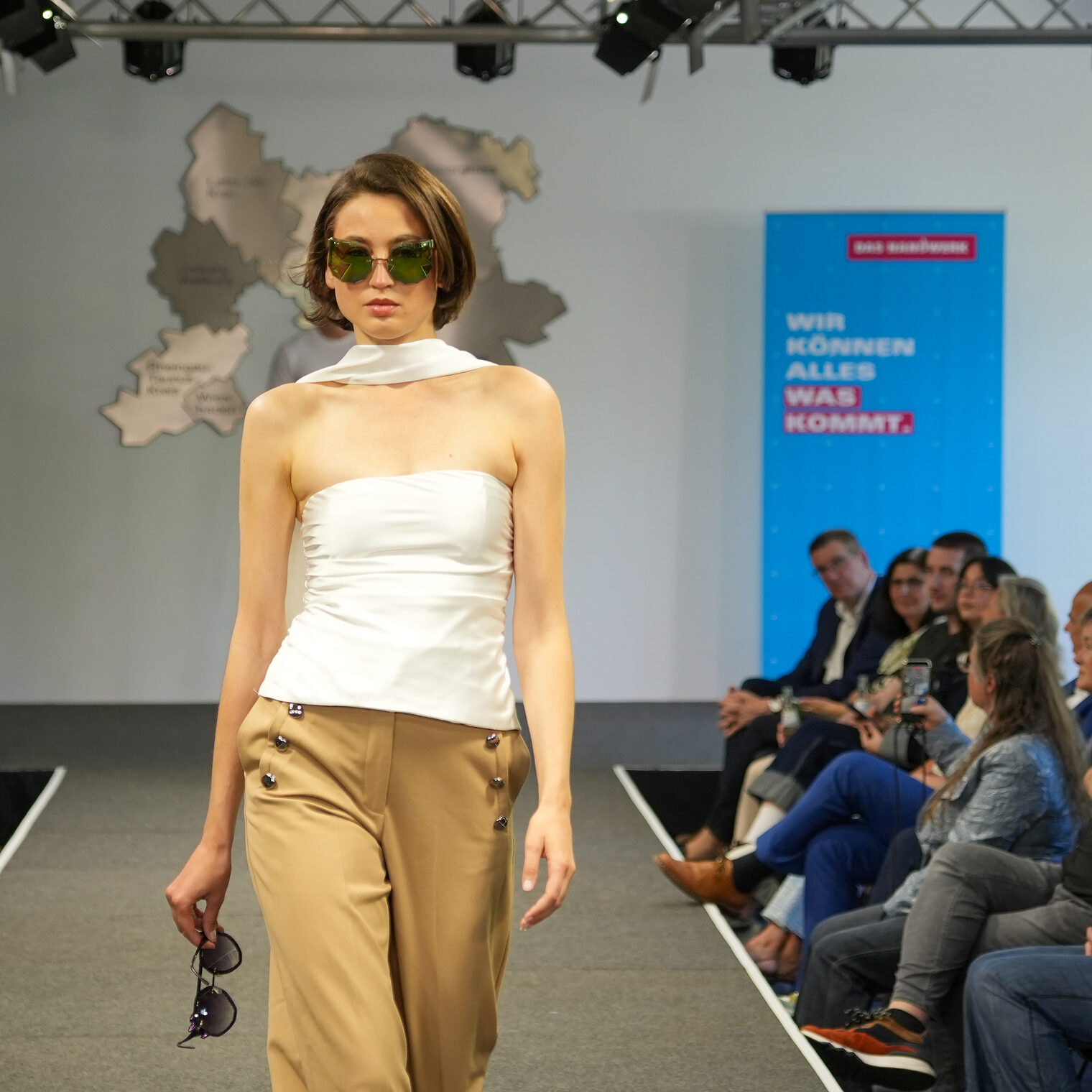 Model mit Sonnenbrillen von Hies Optik GmbH aus Taunusstein.