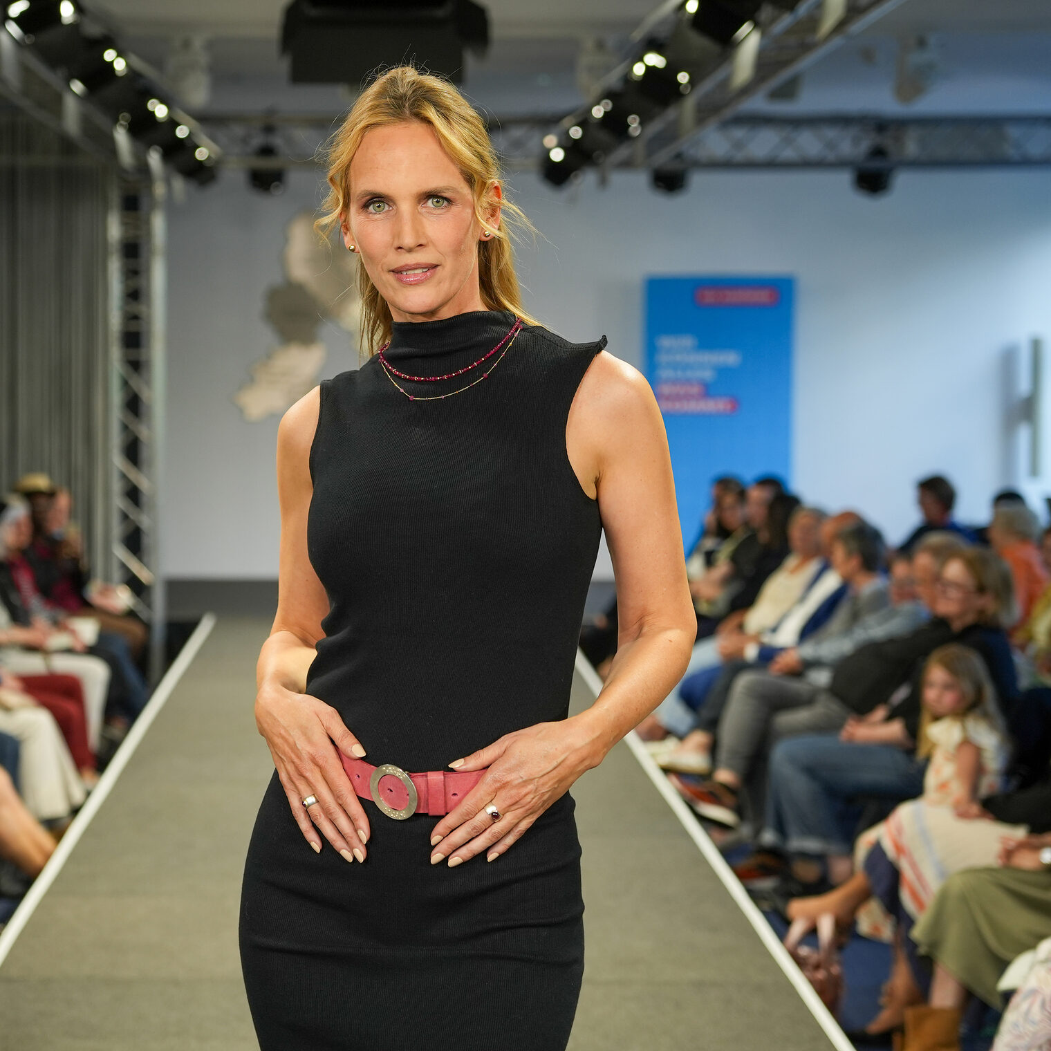 Model mit Schmuck von Roman & Mareike Müller aus Wetzlar.