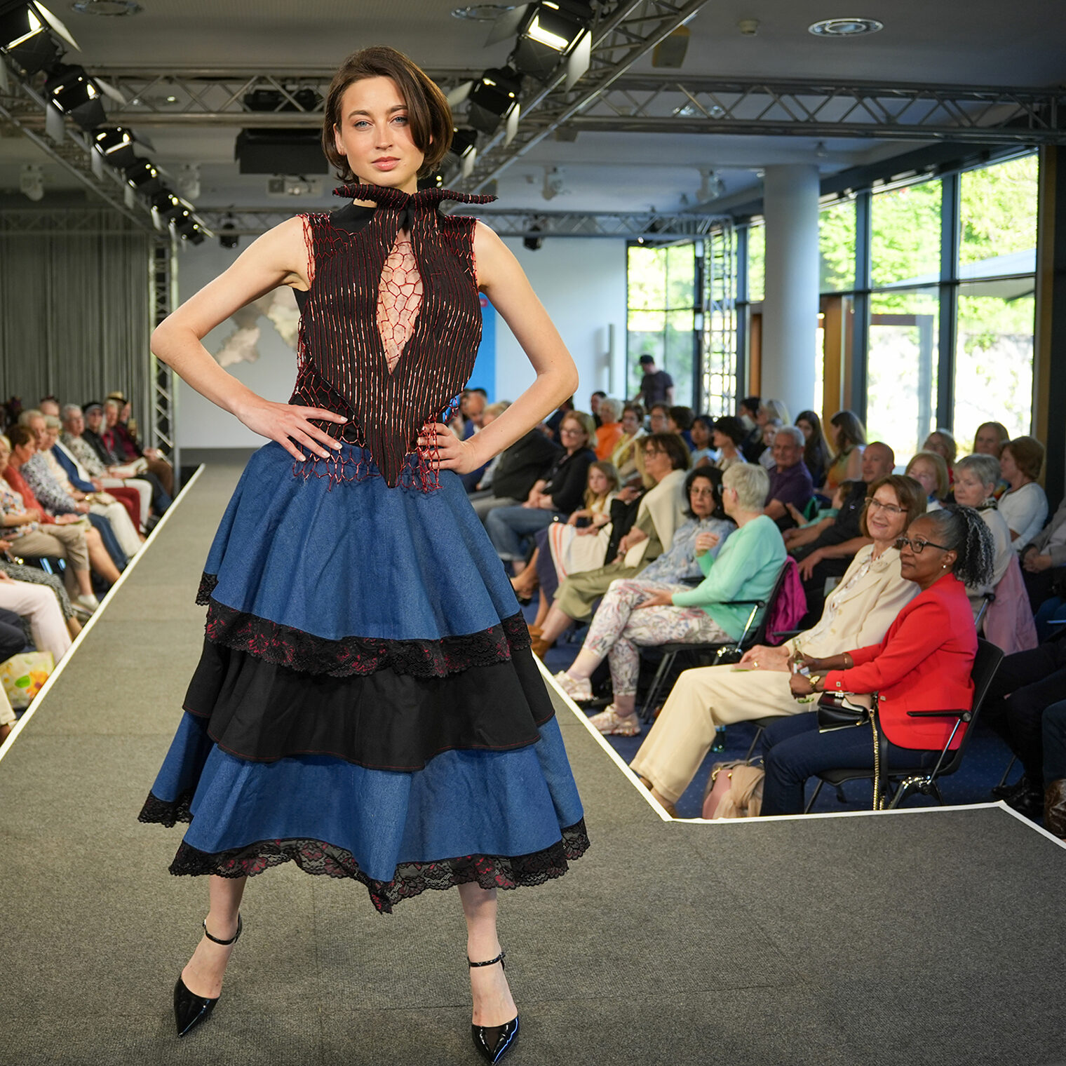 Model mit einer Kreation von Lara Loca Couture, me. Lara Melanie Renner aus Wiesbaden. 