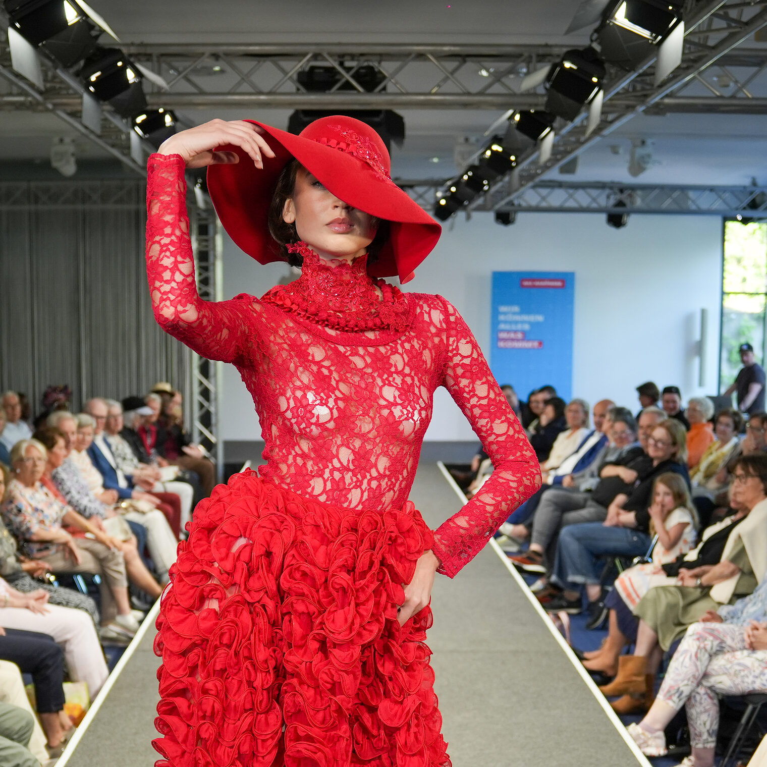 Model mit einer Kreation von Lara Loca Couture, me. Lara Melanie Renner aus Wiesbaden.