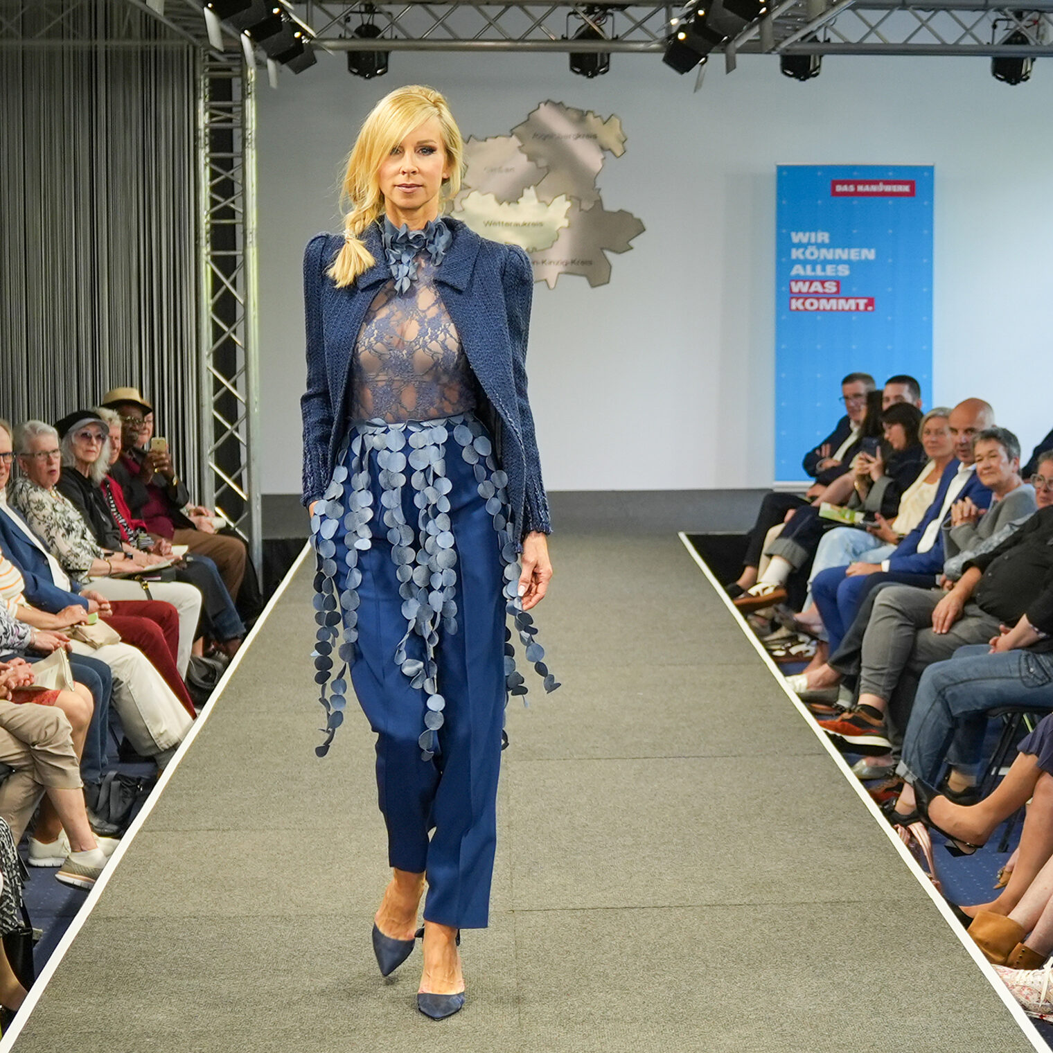 Model mit einer Kreation von Lara Loca Couture, me. Lara Melanie Renner aus Wiesbaden. 