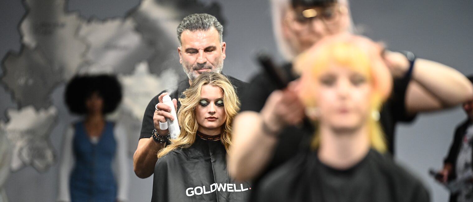 Zwei Friseure in Aktion auf der Bühne