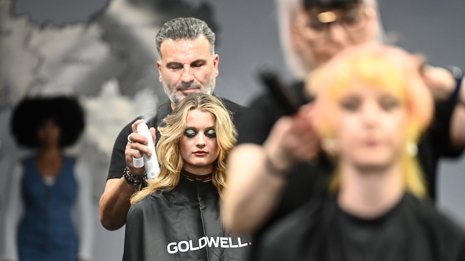 Zwei Friseure in Aktion auf der Bühne