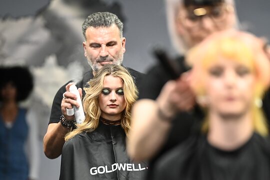 Zwei Friseure in Aktion auf der Bühne