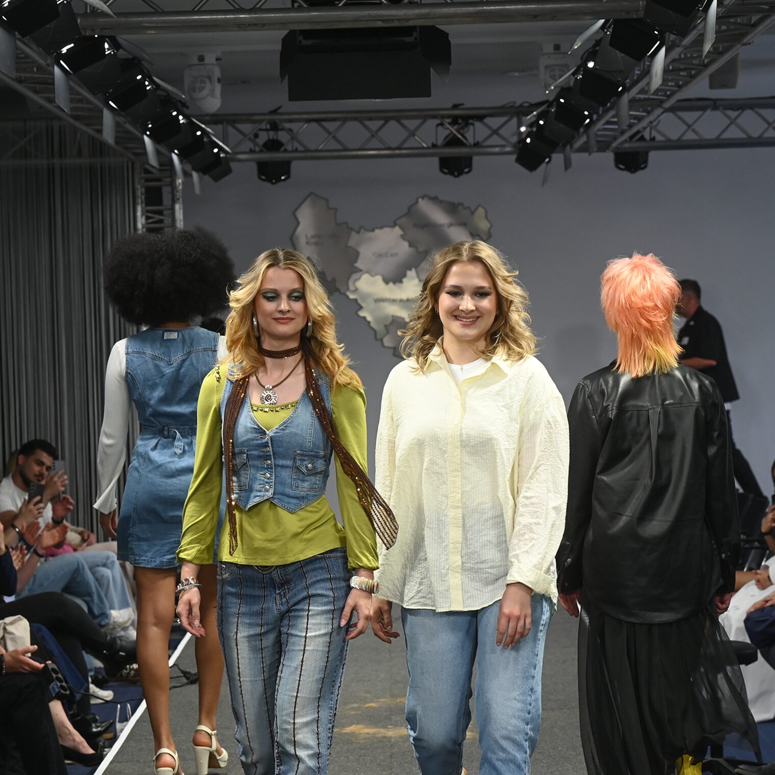 Verschiedene Haarmodels auf dem Catwalk bei der Präsentation der Leistung der Friseure.