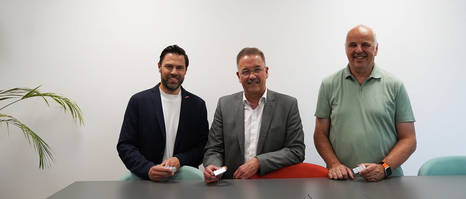 Gruppenfoto von Pierre Schlosser, Manfred Wagner und Stefan Füll nach der Unterzeichnung des Optionskaufvertrages.
