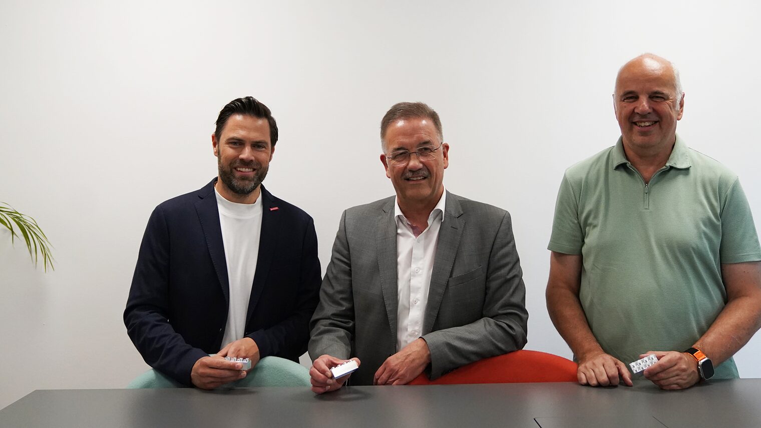 Gruppenfoto von Pierre Schlosser, Manfred Wagner und Stefan Füll nach der Unterzeichnung des Optionskaufvertrages.