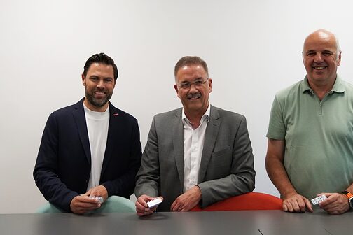 Gruppenfoto von Pierre Schlosser, Manfred Wagner und Stefan Füll nach der Unterzeichnung des Optionskaufvertrages.