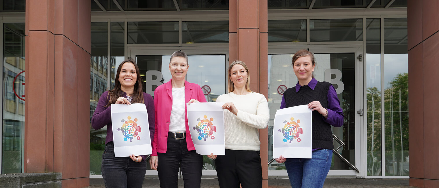 Jenny Truhöl, Kreisbeigeordnete Marion Götz, Anais Hoffmann und Kathrin Saskia Pirr. Im Foto fehlt Samantha Fischer.