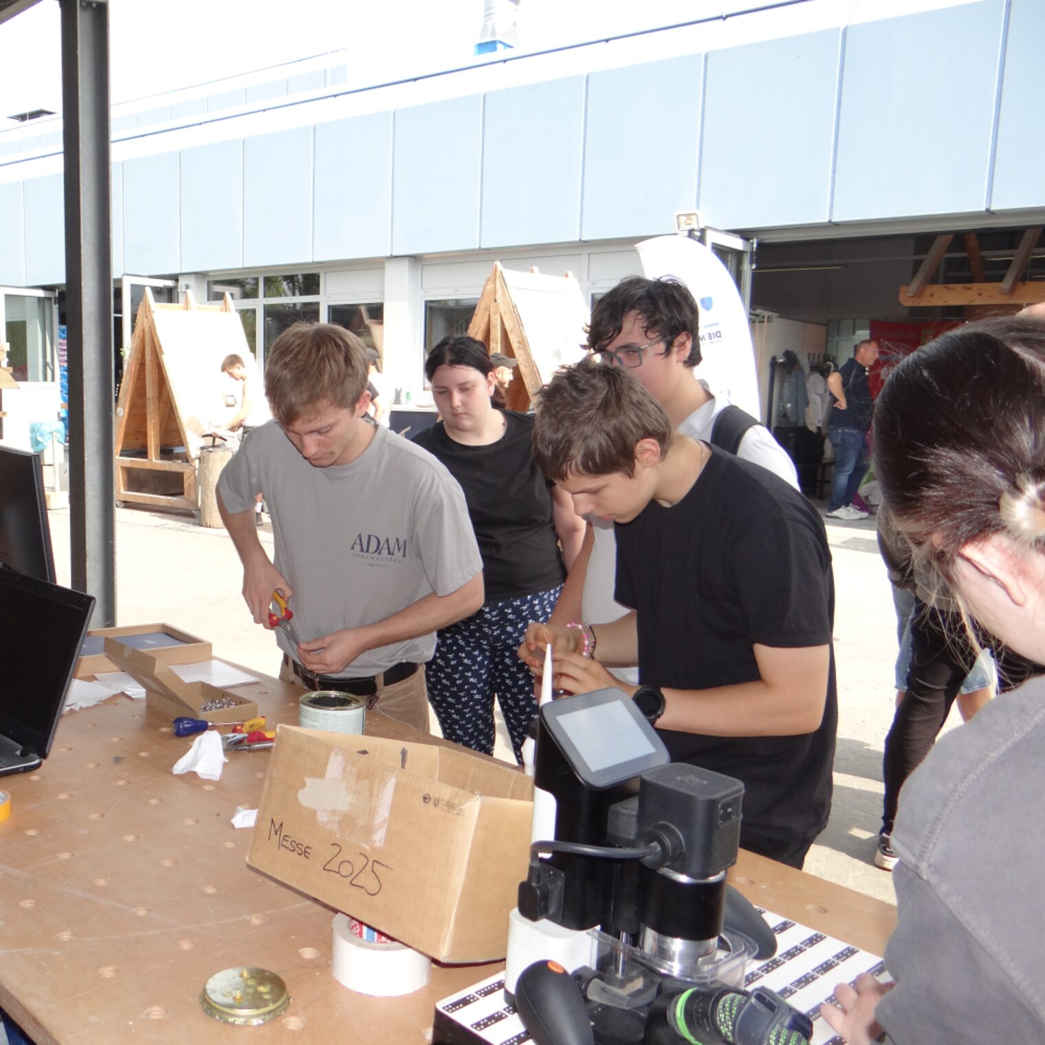 Besucher und Besucherinnen probieren sich im Handwerk aus. 