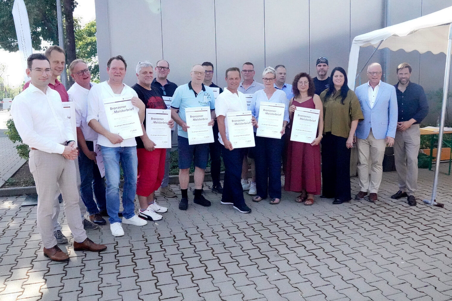 Gruppenbild aller geehrten Meister zum 25-jährigen Meisterjubiläum aus dem KH-Bezirk Lahn-Dill.