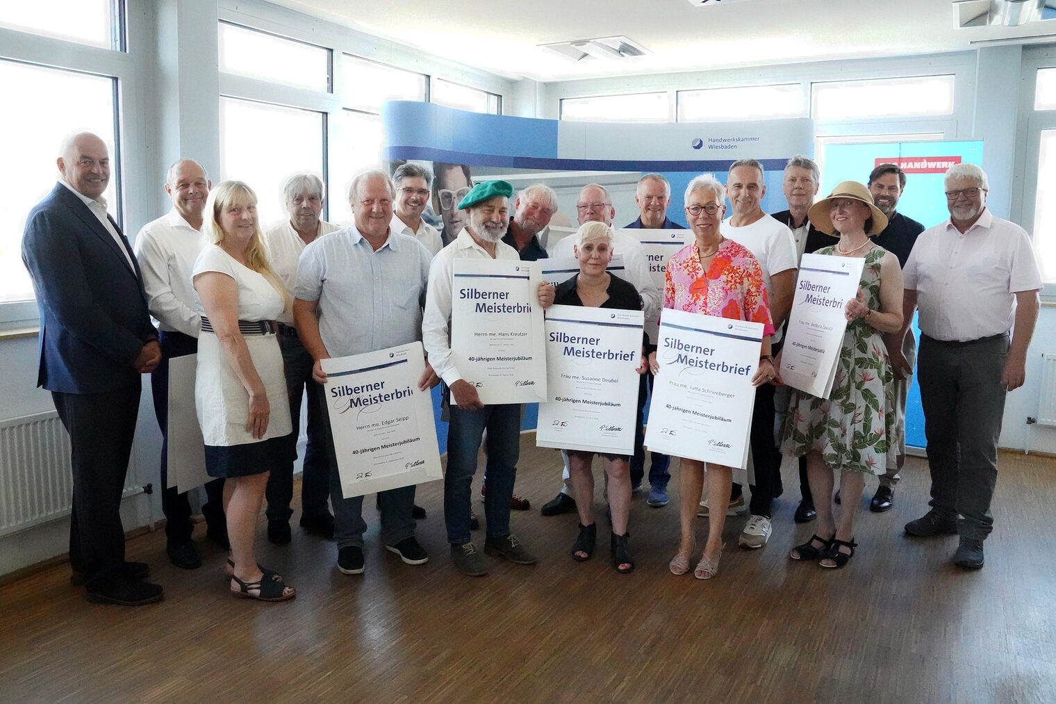 Gruppenbild aller geehrten Meister zum 40-jährigen Meisterjubiläum aus dem KH-Bezirk Gießen.