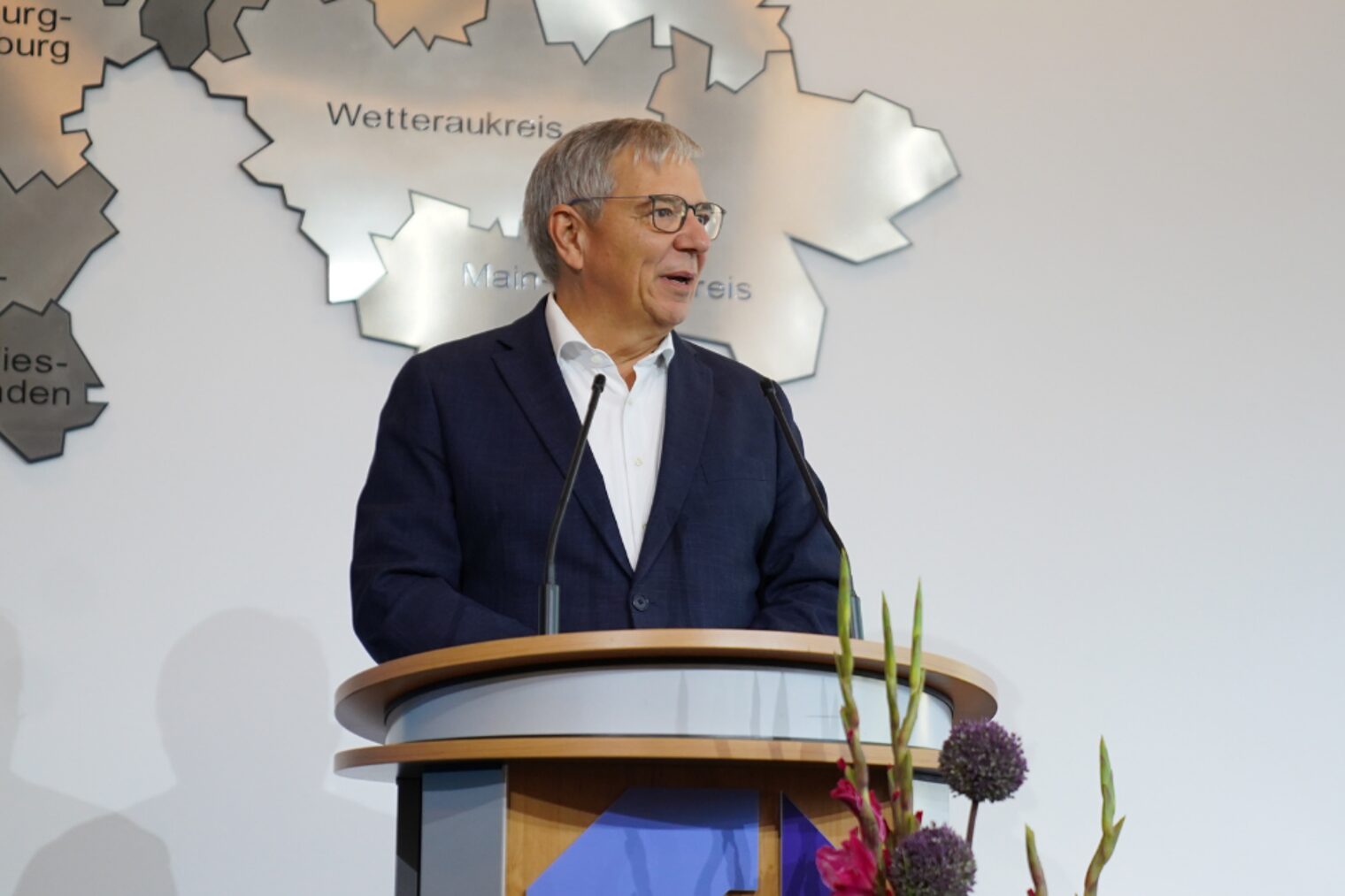 Gerd-Uwe Mende, Oberbürgermeister der Stadt Wiesbaden, bei seiner Ansprache zur Verleihung der Ehrenurkunden im Handwerk.