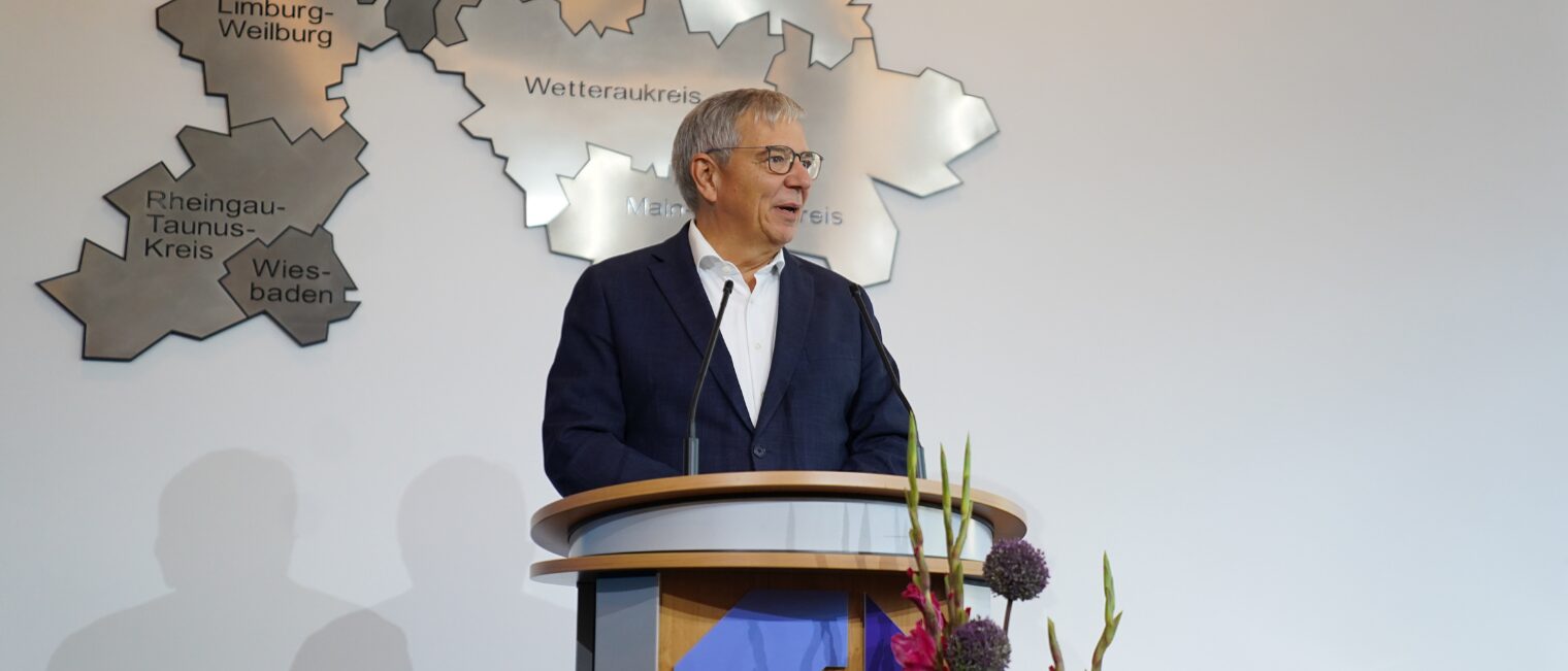 Gerd-Uwe Mende, Oberbürgermeister der Stadt Wiesbaden, bei seiner Ansprache zur Verleihung der Ehrenurkunden im Handwerk.