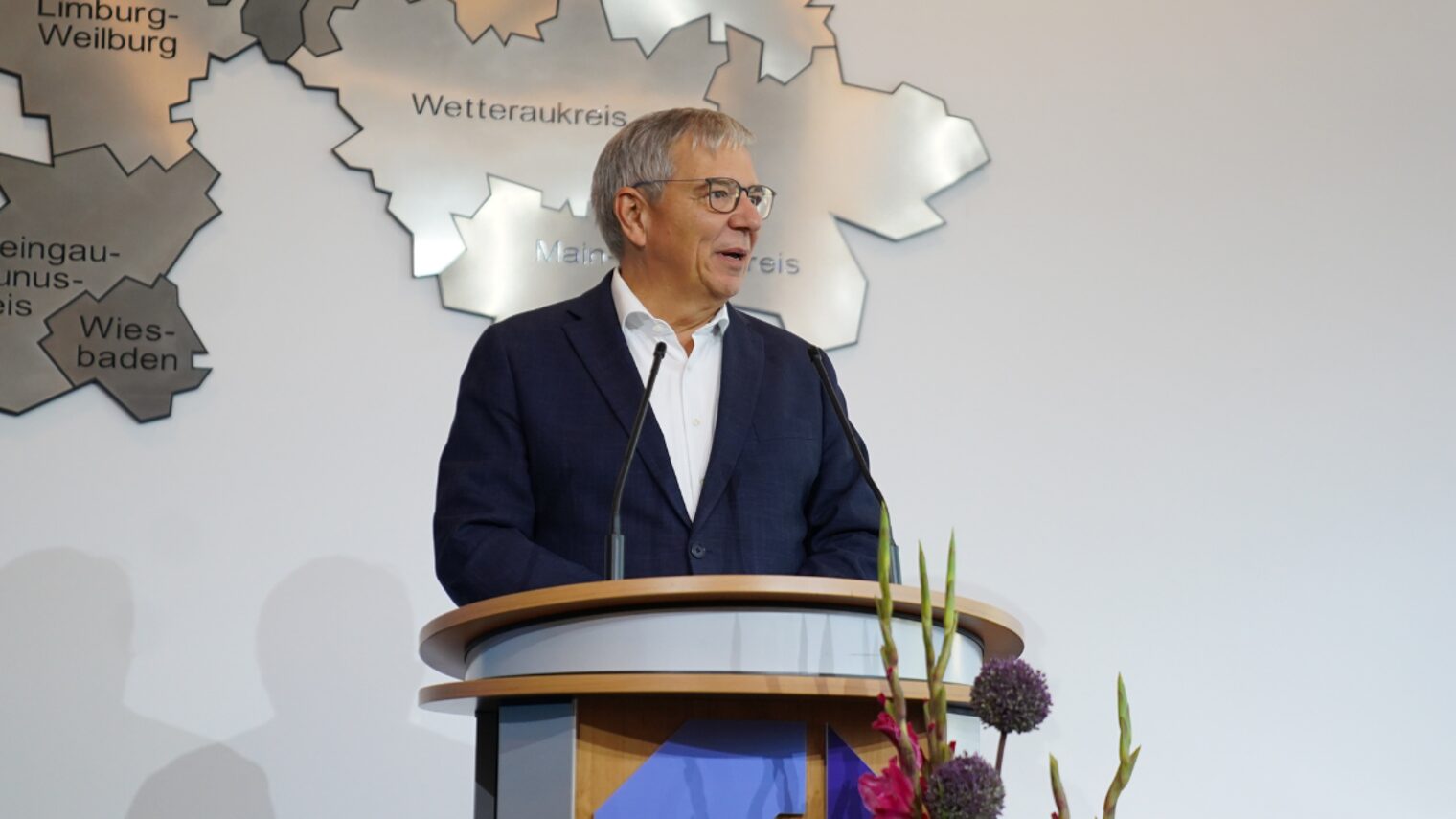 Gerd-Uwe Mende, Oberbürgermeister der Stadt Wiesbaden, bei seiner Ansprache zur Verleihung der Ehrenurkunden im Handwerk.
