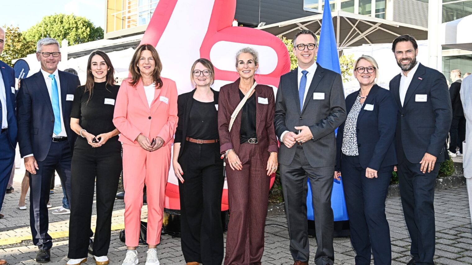 Vertreterinnen und Vertreter der Landeshauptstadt Wiesbaden und des Handwerks.