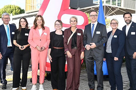 Vertreterinnen und Vertreter der Landeshauptstadt Wiesbaden und des Handwerks.
