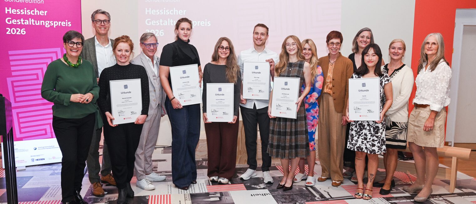 Gruppenbild der Preisträgerinnen und Preisträger 2026 mit Jurymitgliedern nach der Verleihung der Urkunden. 