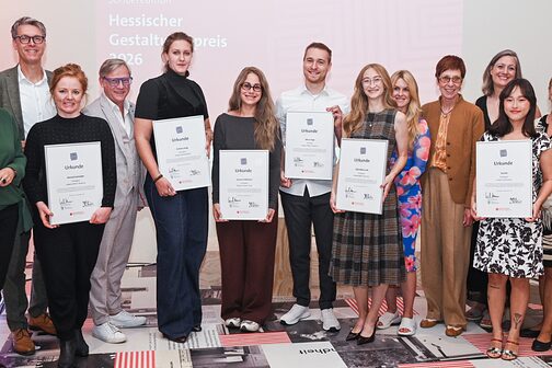 Gruppenbild der Preisträgerinnen und Preisträger 2026 mit Jurymitgliedern nach der Verleihung der Urkunden.