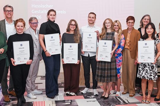 Gruppenbild der Preisträgerinnen und Preisträger 2026 mit Jurymitgliedern nach der Verleihung der Urkunden. 