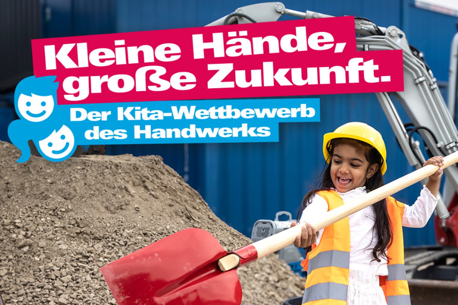 Zwei Kinder, eins mit einer großen Schaufel mit Sandhaufen und Bagger im Hintergrund. 